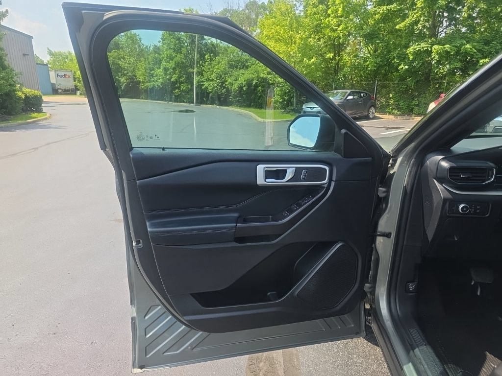Used 2020 Ford Explorer XLT w/ Equipment Group 202A AWD/4WD image 13