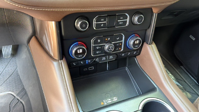 Used 2024 Chevrolet Suburban High Country AWD/4WD image 31