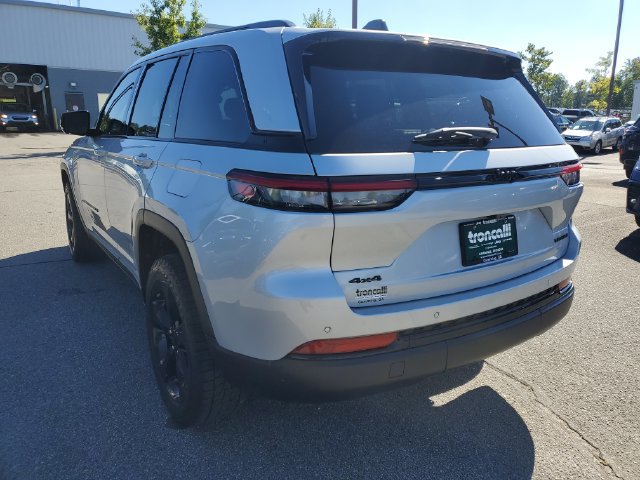 Certified 2024 Jeep Grand Cherokee Limited w/ Black Appearance Package AWD/4WD image 6