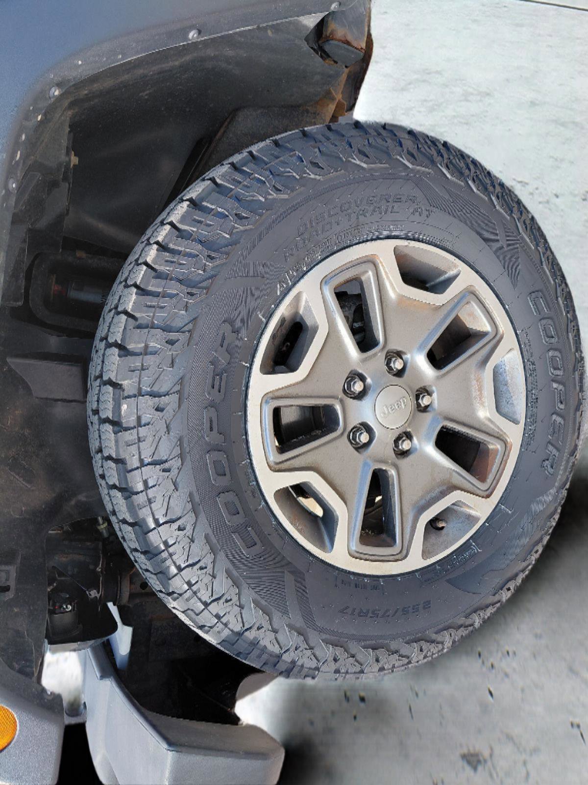 Used 2015 Jeep Wrangler Unlimited Rubicon w/ Connectivity Group image 10