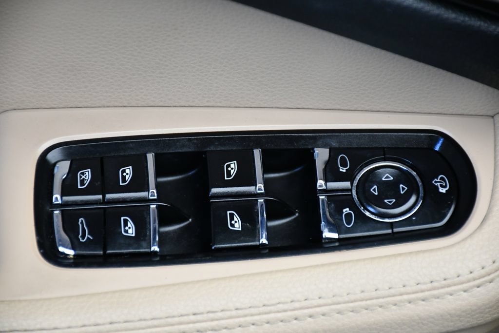 Certified 2023 Porsche Macan S AWD/4WD image 33