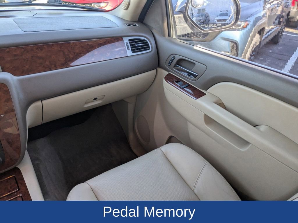 Used 2013 Chevrolet Avalanche LTZ image 20