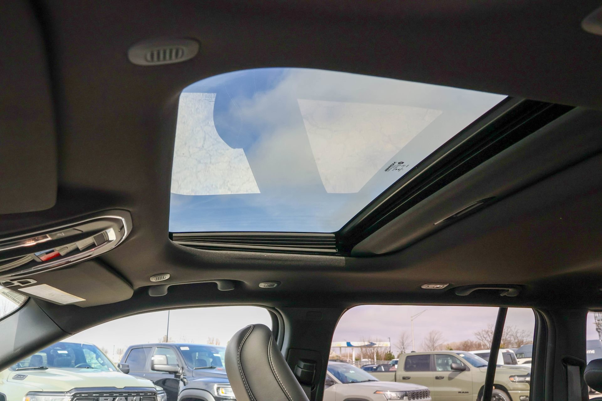 New 2026 Jeep Grand Cherokee Altitude image 7