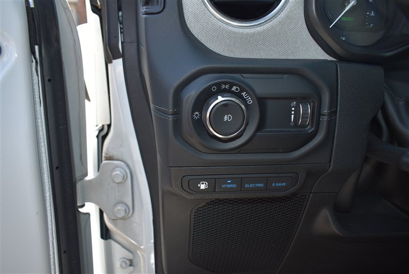 Used 2024 Jeep Wrangler Unlimited Sahara w/ Technology Group AWD/4WD image 13