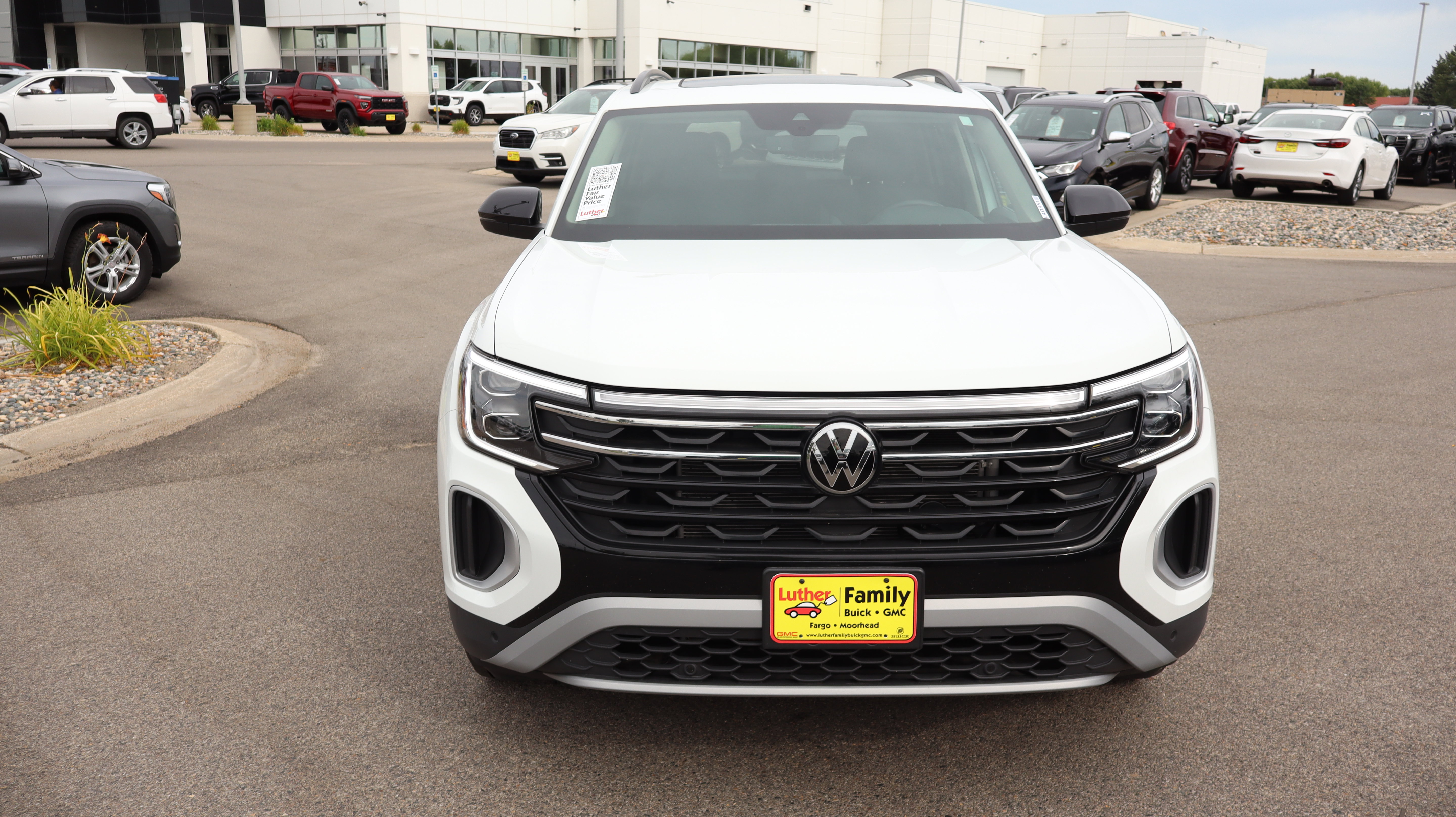 Used 2025 Volkswagen Atlas Peak Edition SE AWD/4WD image 2