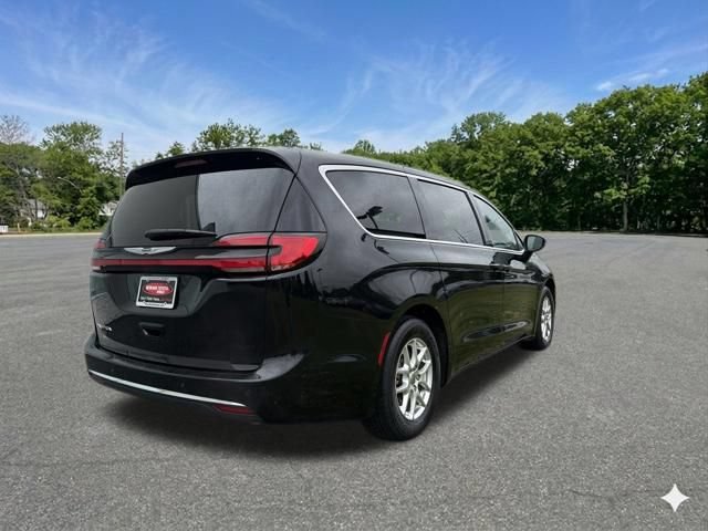 Used 2024 Chrysler Pacifica Touring-L FWD image 9