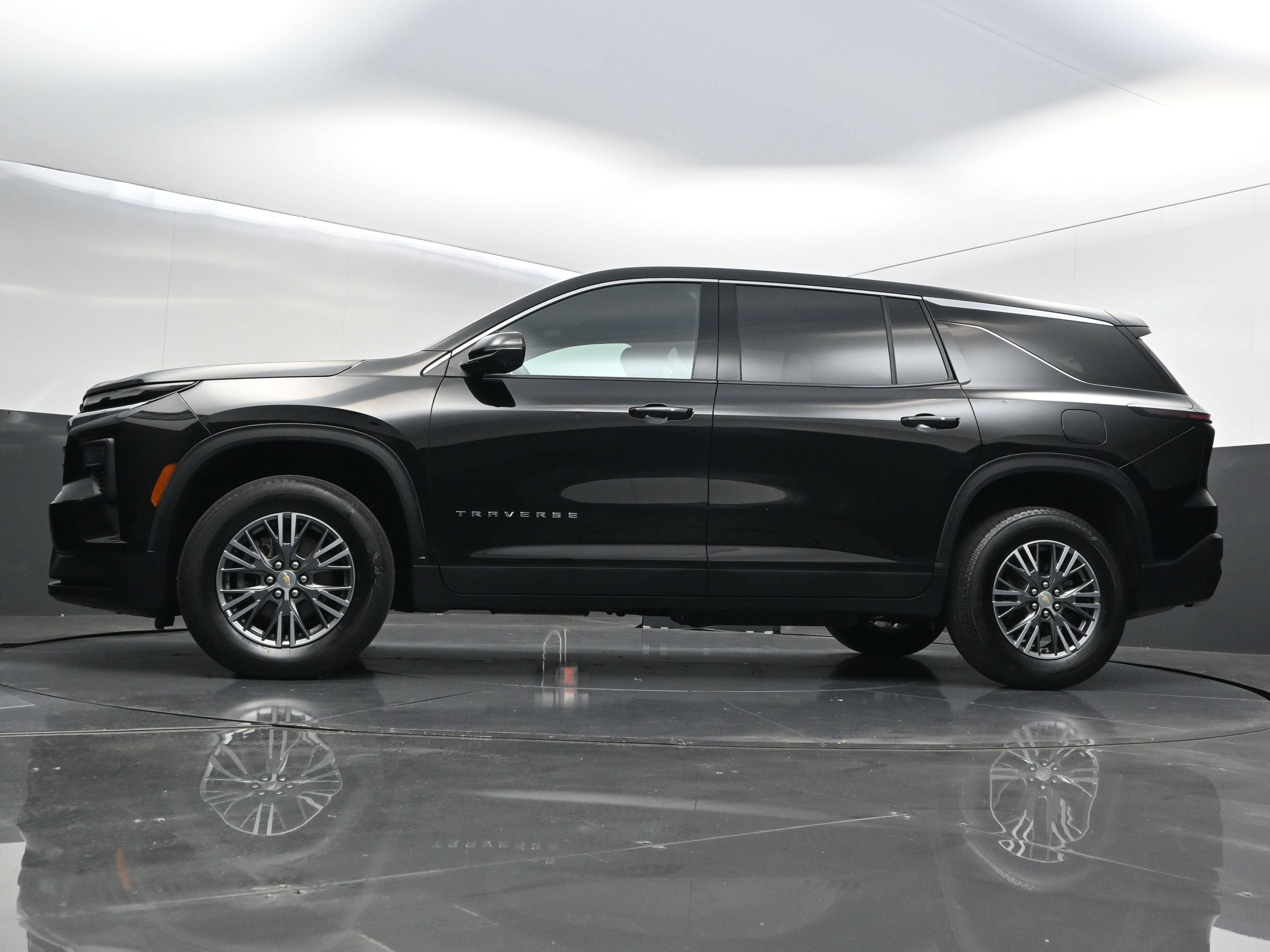 Certified 2024 Chevrolet Traverse LS FWD image 41