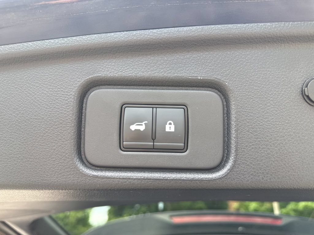Used 2025 Nissan Pathfinder SV FWD image 10