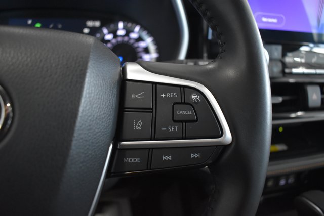 Used 2023 Toyota Highlander Bronze Edition FWD image 19