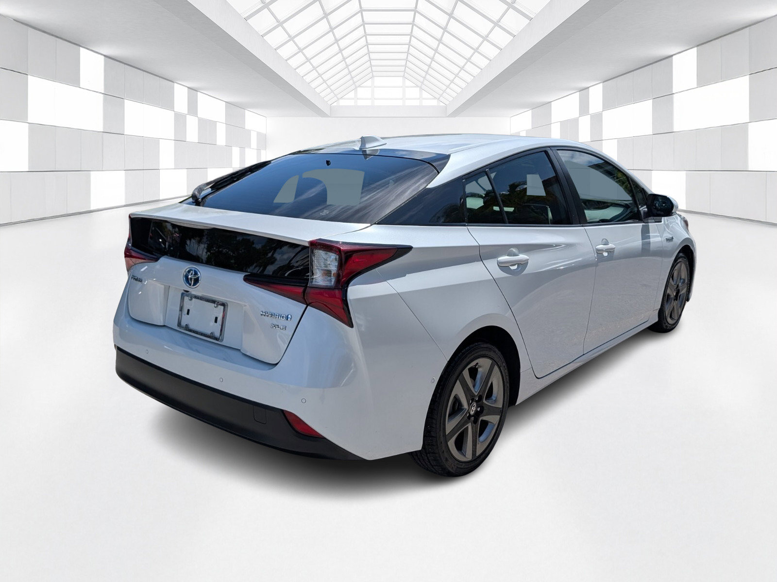 Used 2021 Toyota Prius XLE image 6