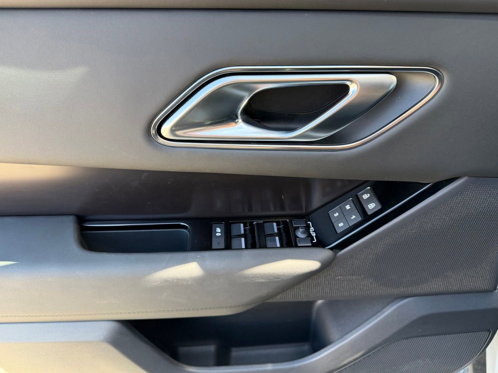 Used 2026 Land Rover Range Rover Velar Dynamic SE image 22