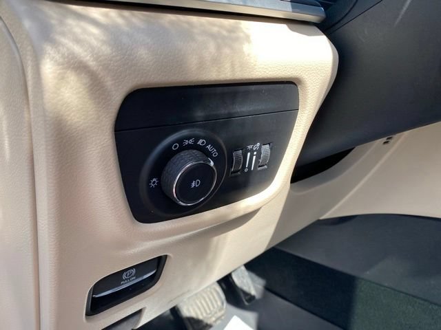 Used 2023 Jeep Grand Cherokee Limited w/ Luxury Tech Group II AWD/4WD image 25