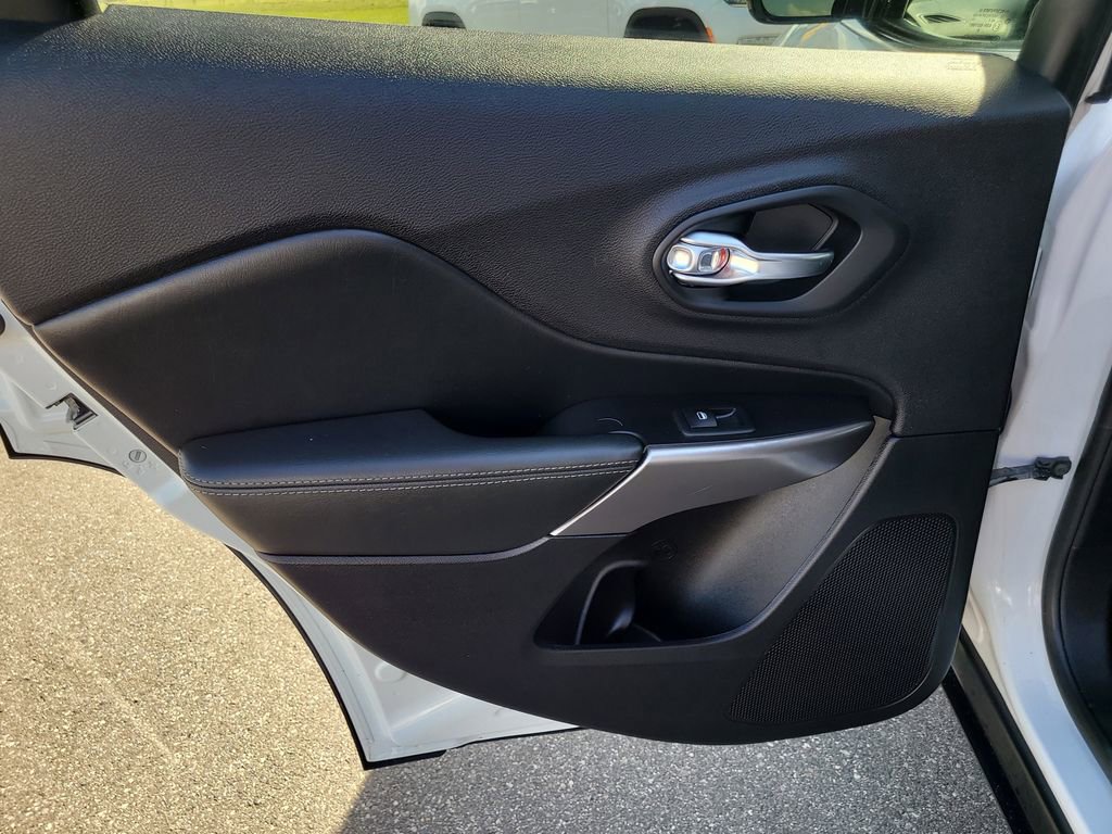 Used 2020 Jeep Cherokee Limited w/ Technology Group AWD/4WD image 10