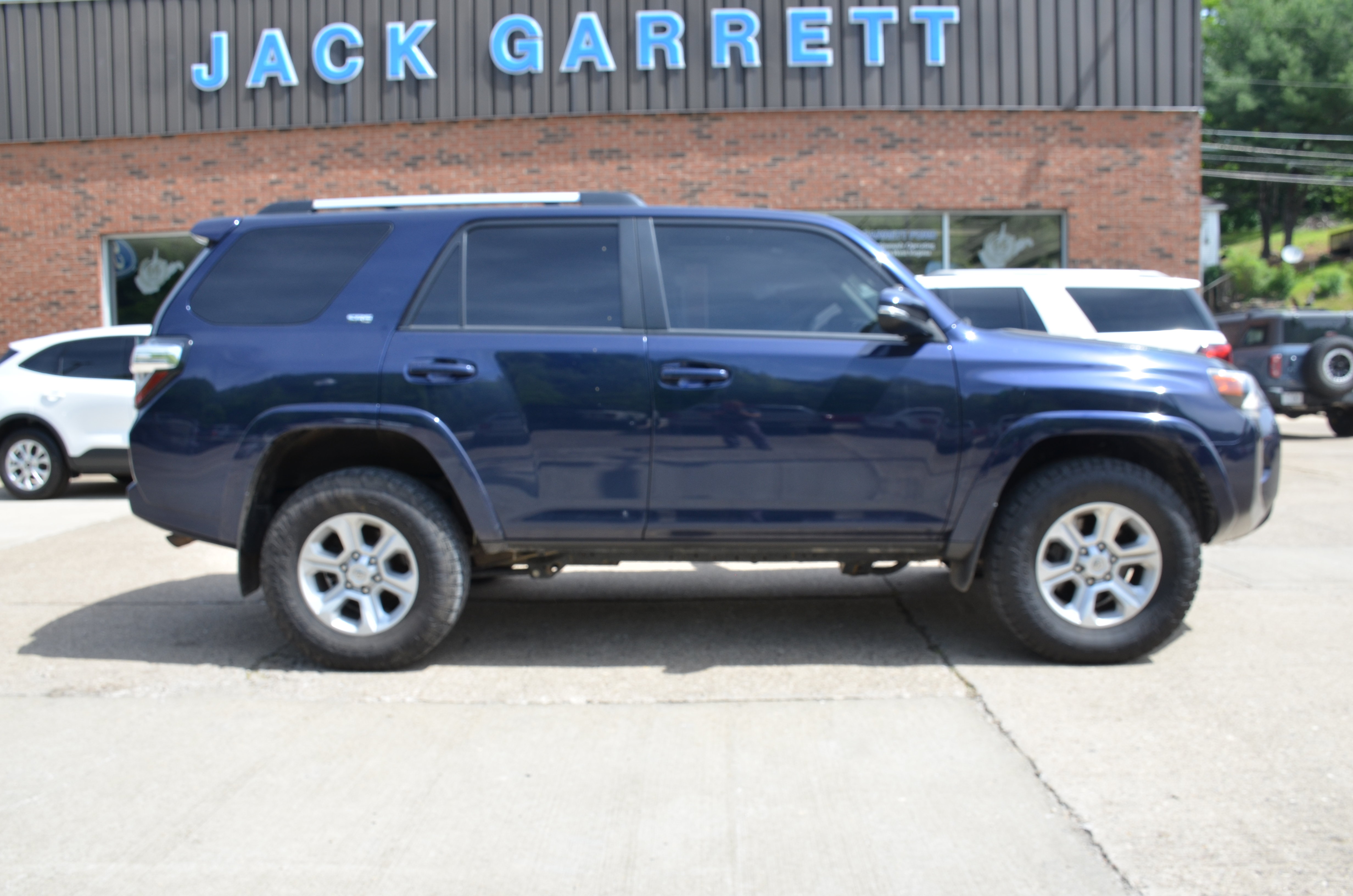 Used 2021 Toyota 4Runner SR5 Premium w/ Moonroof Package AWD/4WD image 25