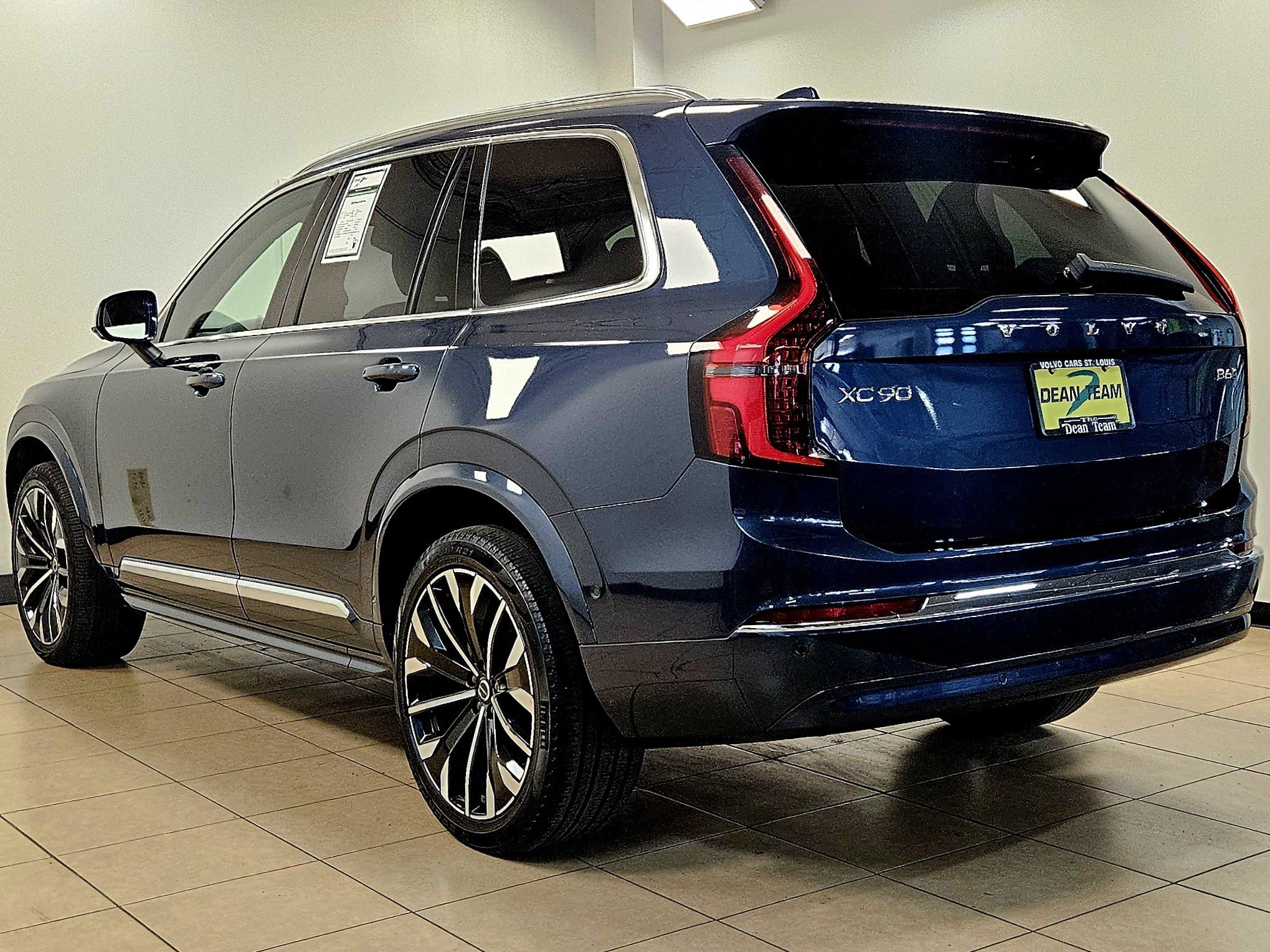 Used 2025 Volvo XC90 B6 Plus image 5