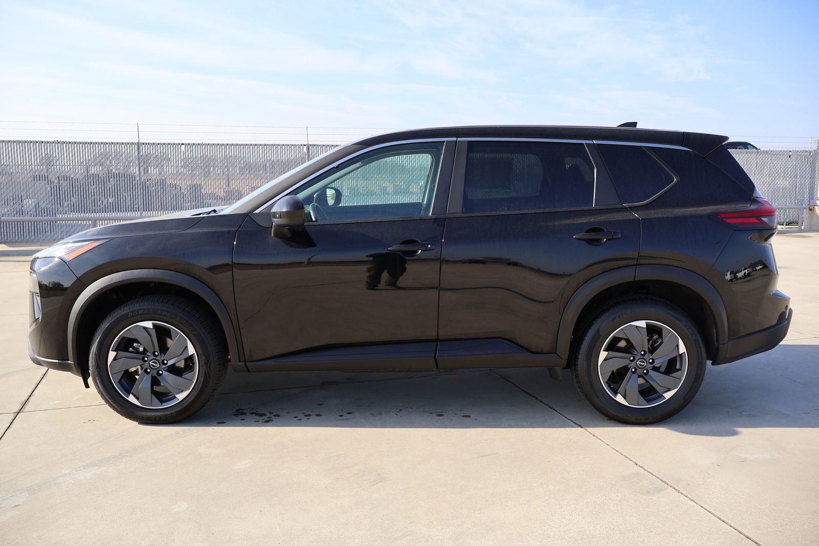Used 2025 Nissan Rogue SV FWD image 2