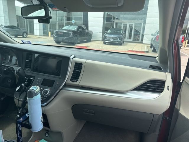 Used 2015 Toyota Sienna LE image 11