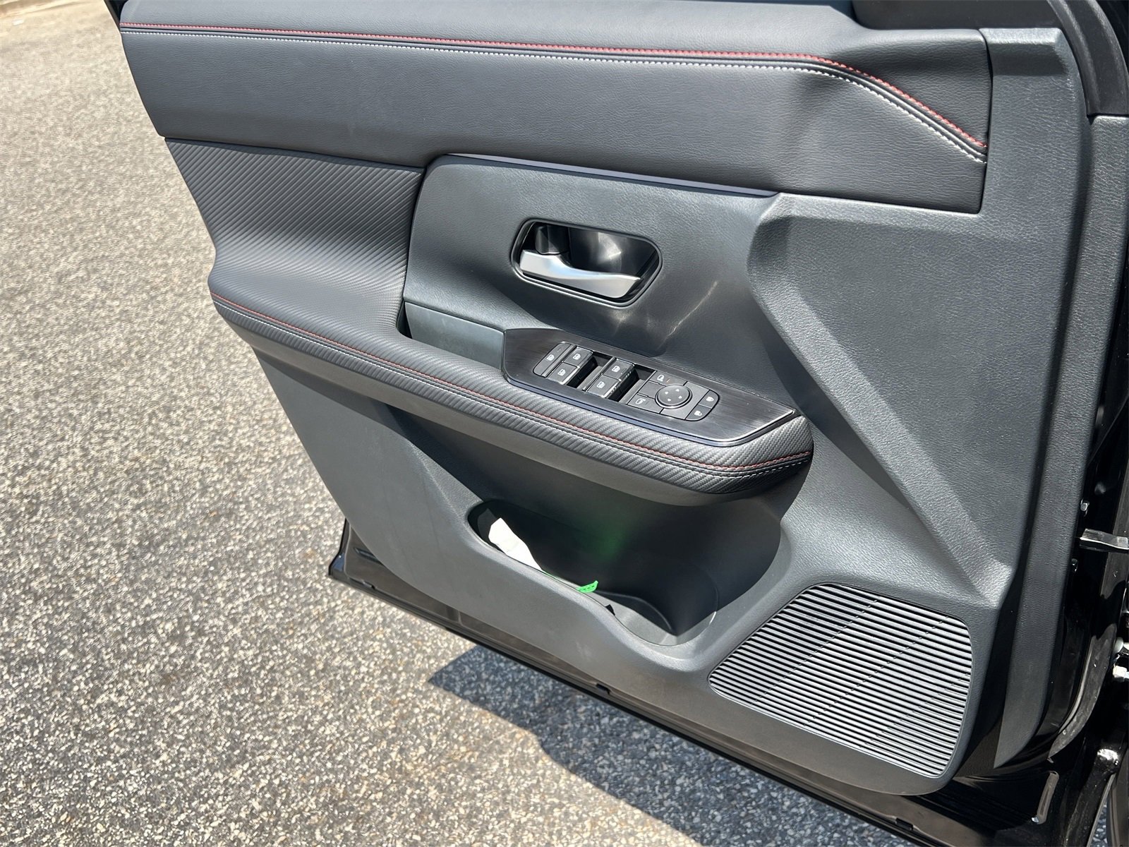 New 2025 Nissan Kicks SR w/ SR Premium Package image 18