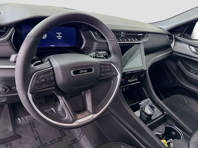 Used 2025 Jeep Grand Cherokee Altitude AWD/4WD image 9