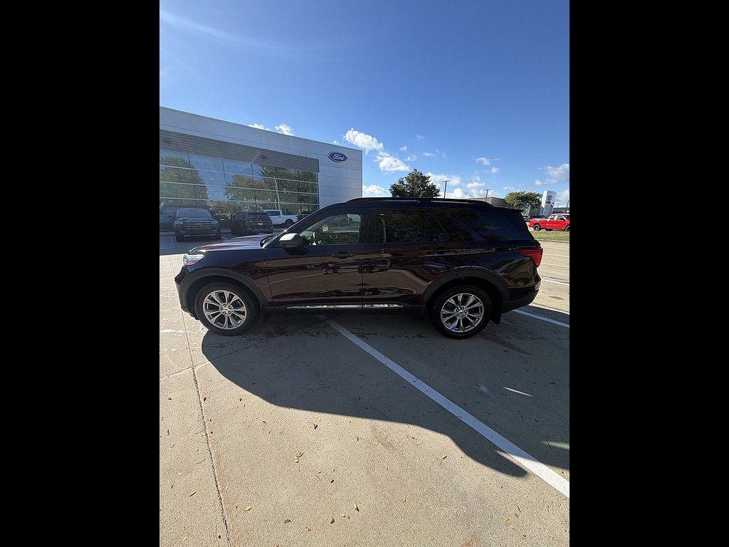 Used 2023 Ford Explorer XLT w/ Equipment Group 202A AWD/4WD image 2