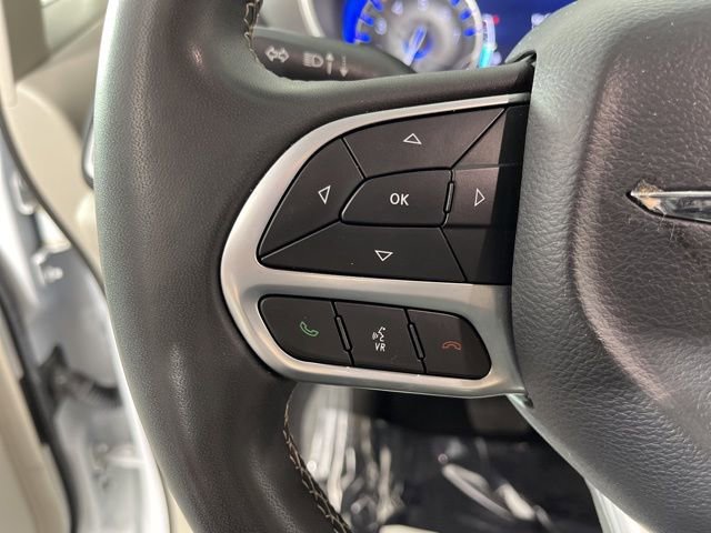 Used 2024 Chrysler Pacifica Touring-L FWD image 23
