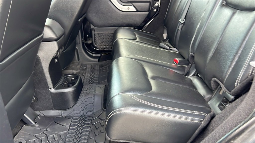 Used 2014 Jeep Wrangler Unlimited Rubicon w/ Dual Top Group image 29