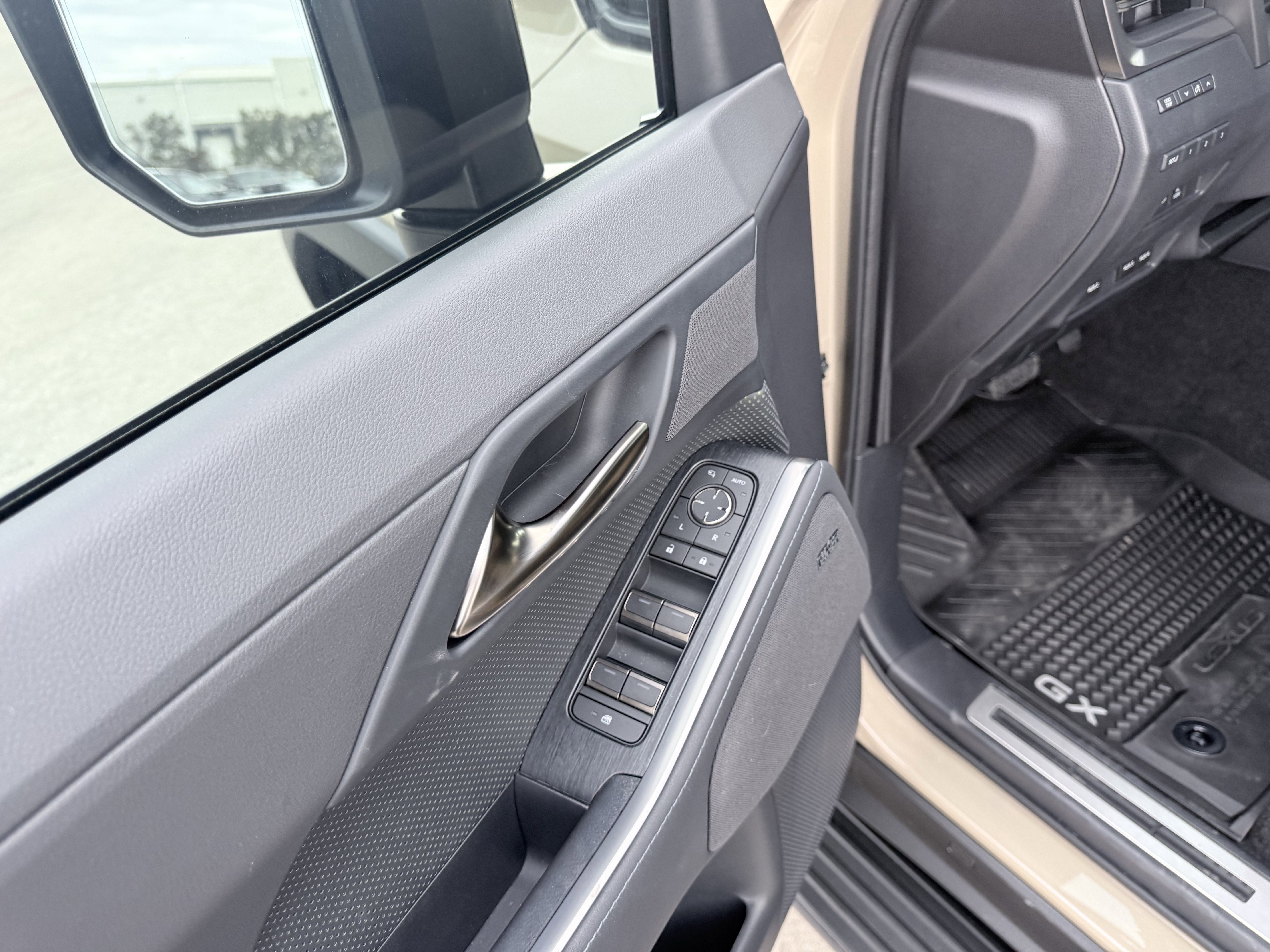 Used 2025 Lexus GX 550 image 32