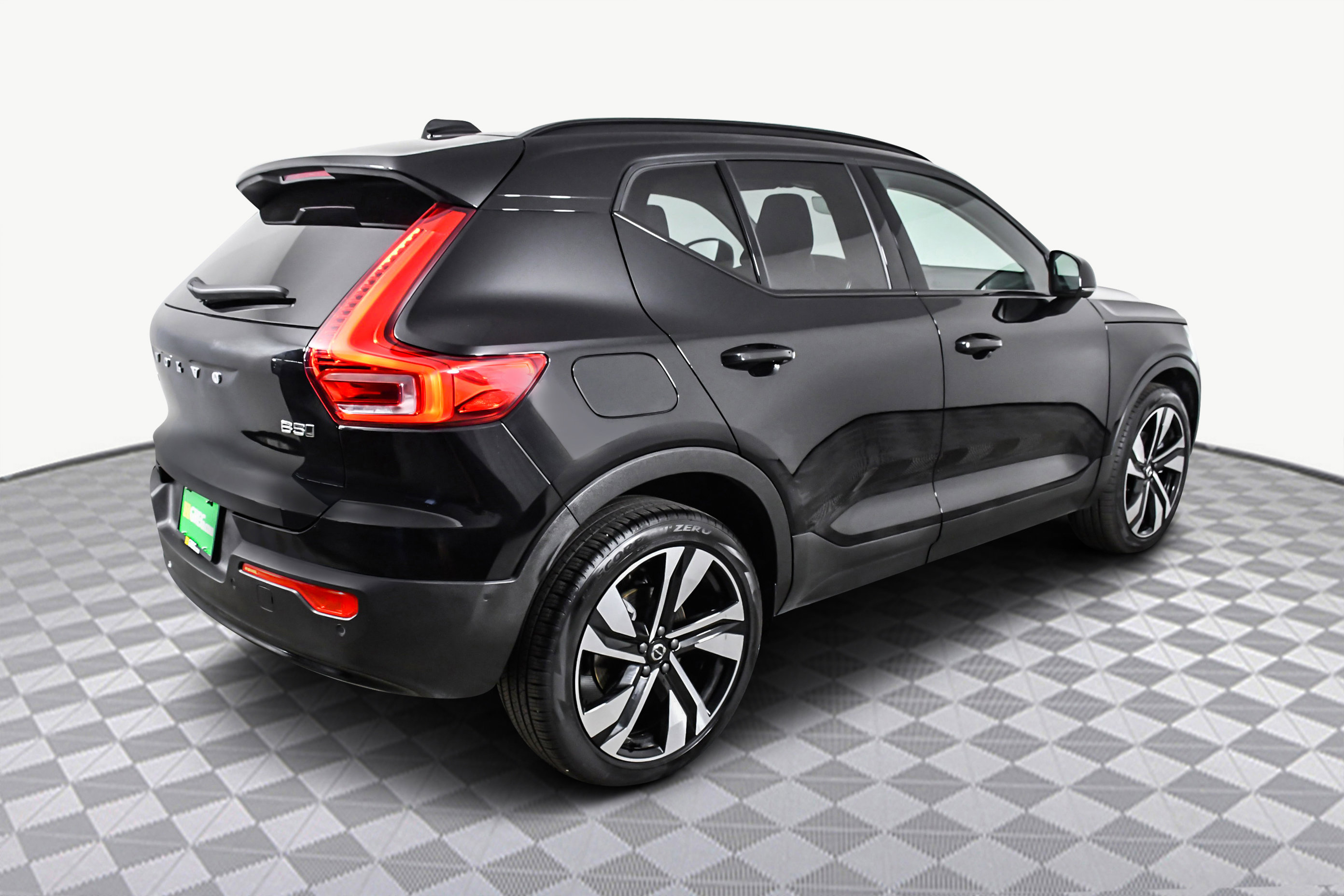 Used 2025 Volvo XC40 B5 Plus image 8
