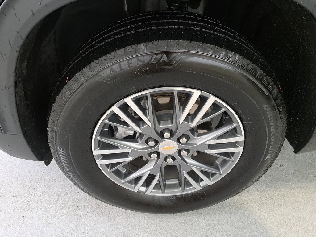 Used 2025 Chevrolet Traverse LT image 36