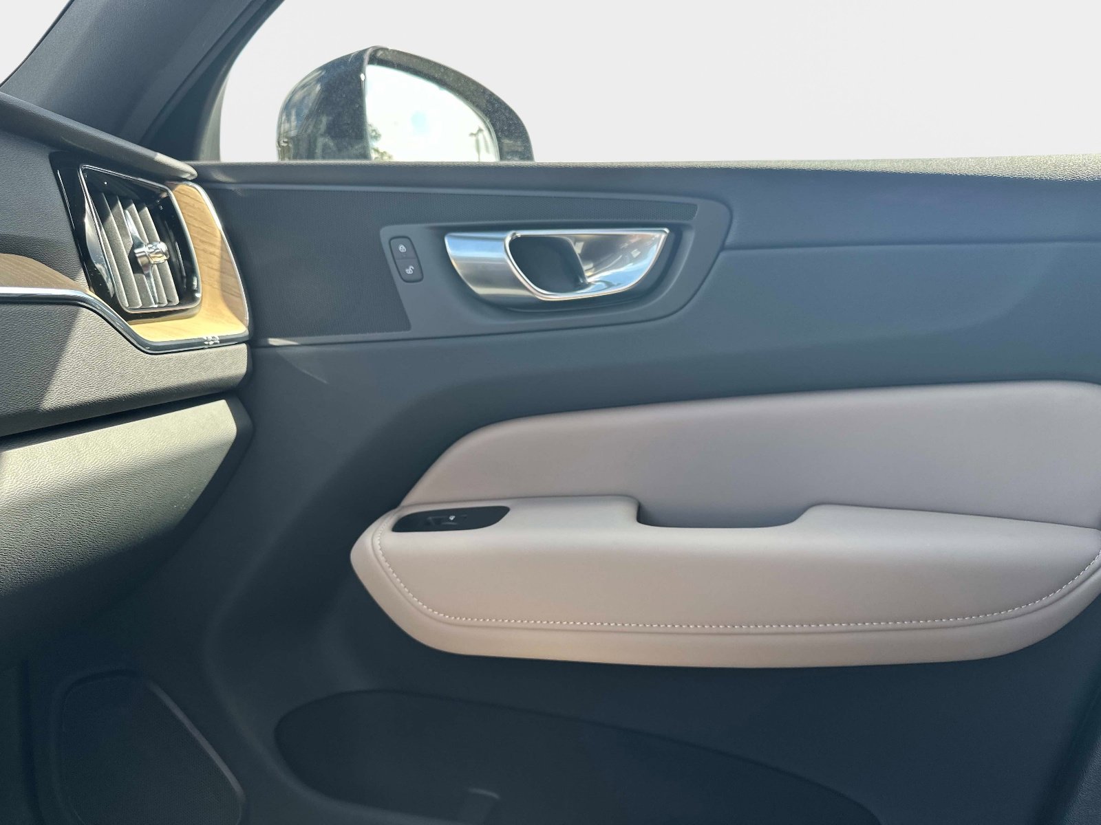 Certified 2026 Volvo XC60 B5 Plus w/ Protection Package Premier image 21