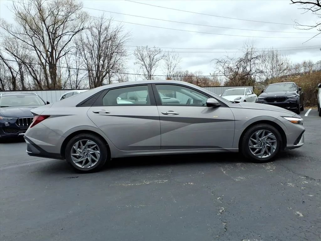 Used 2024 Hyundai Elantra SEL image 2