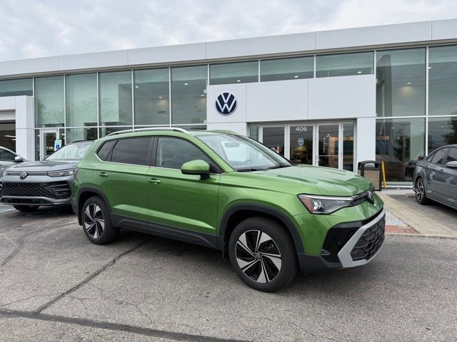 Used 2025 Volkswagen Taos SE w/ Panoramic Sunroof Package AWD/4WD image 1