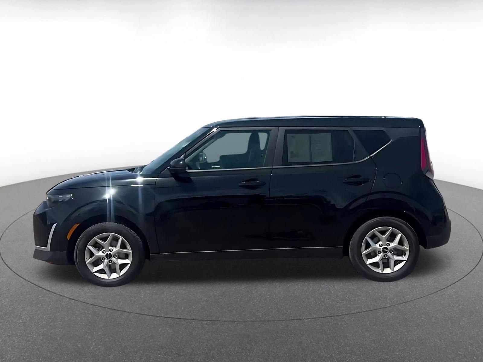 Used 2025 Kia Soul LX w/ LX Technology Package FWD image 9