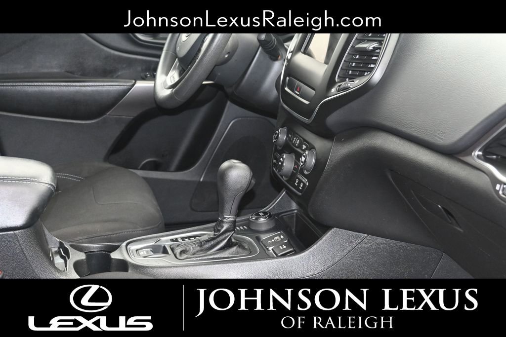 Used 2020 Jeep Cherokee Latitude AWD/4WD image 11