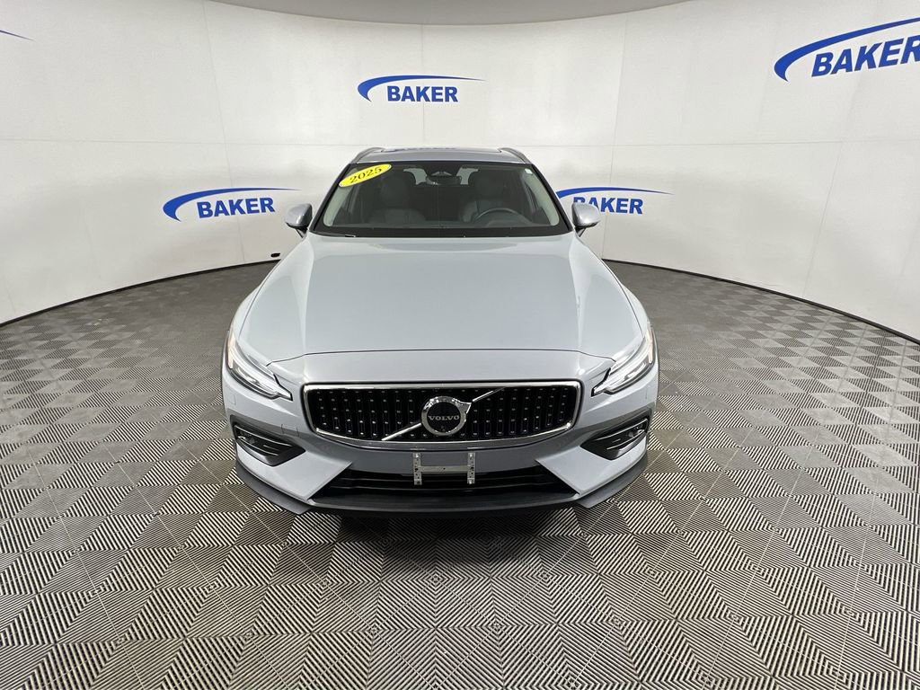 Used 2025 Volvo V60 B5 Cross Country Plus image 3