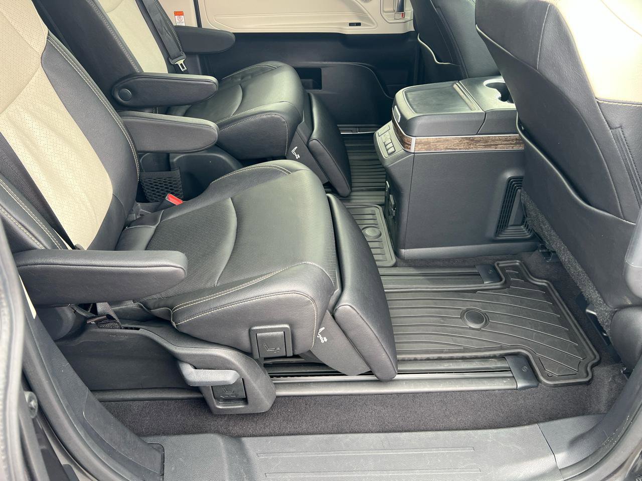 Used 2025 Toyota Sienna Platinum image 18