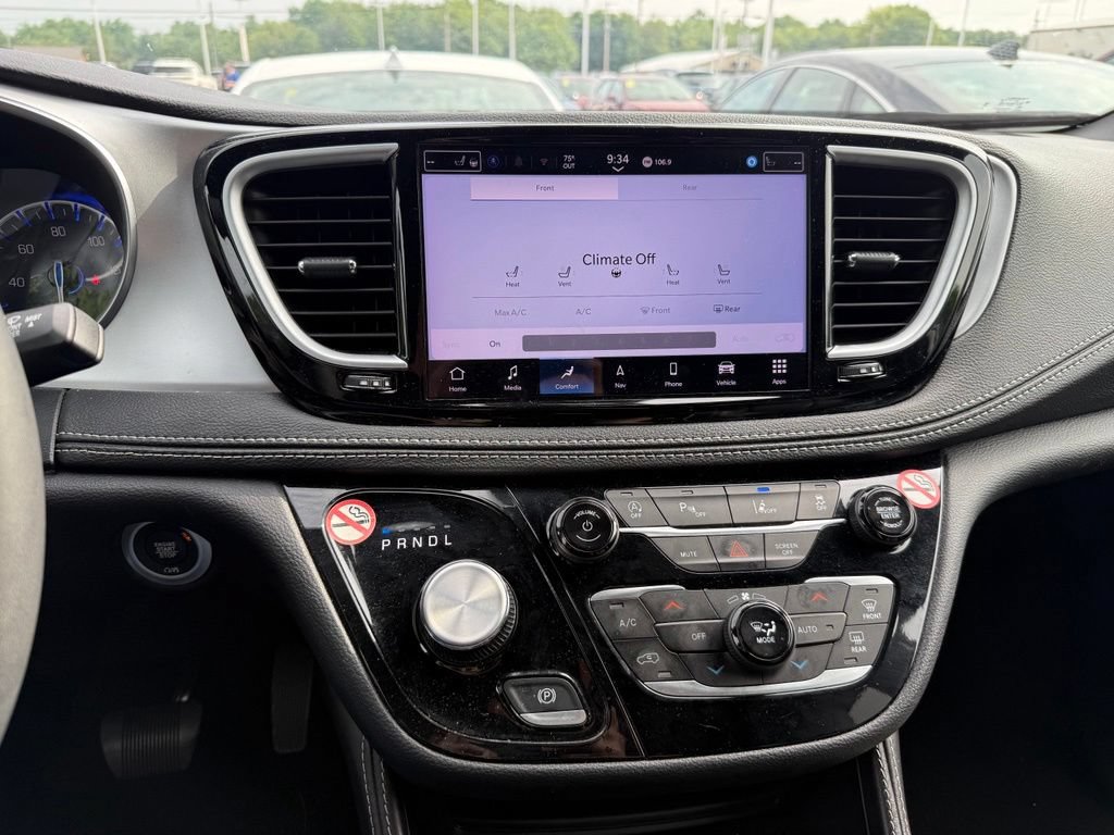 Used 2025 Chrysler Pacifica Limited FWD image 11