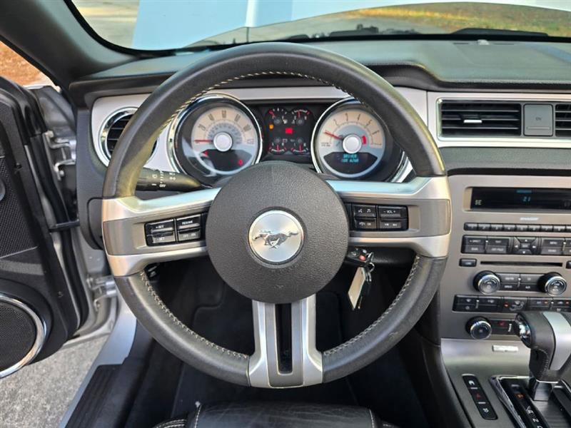 Used 2010 Ford Mustang Convertible image 19