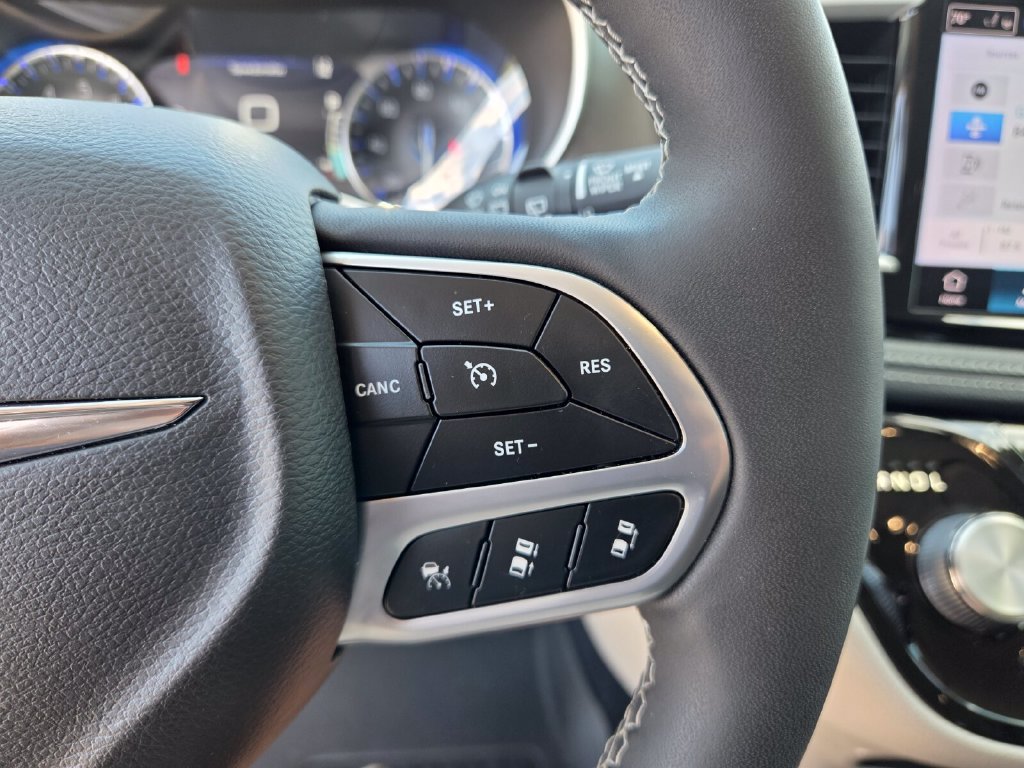 Used 2022 Chrysler Pacifica Touring-L AWD/4WD image 31
