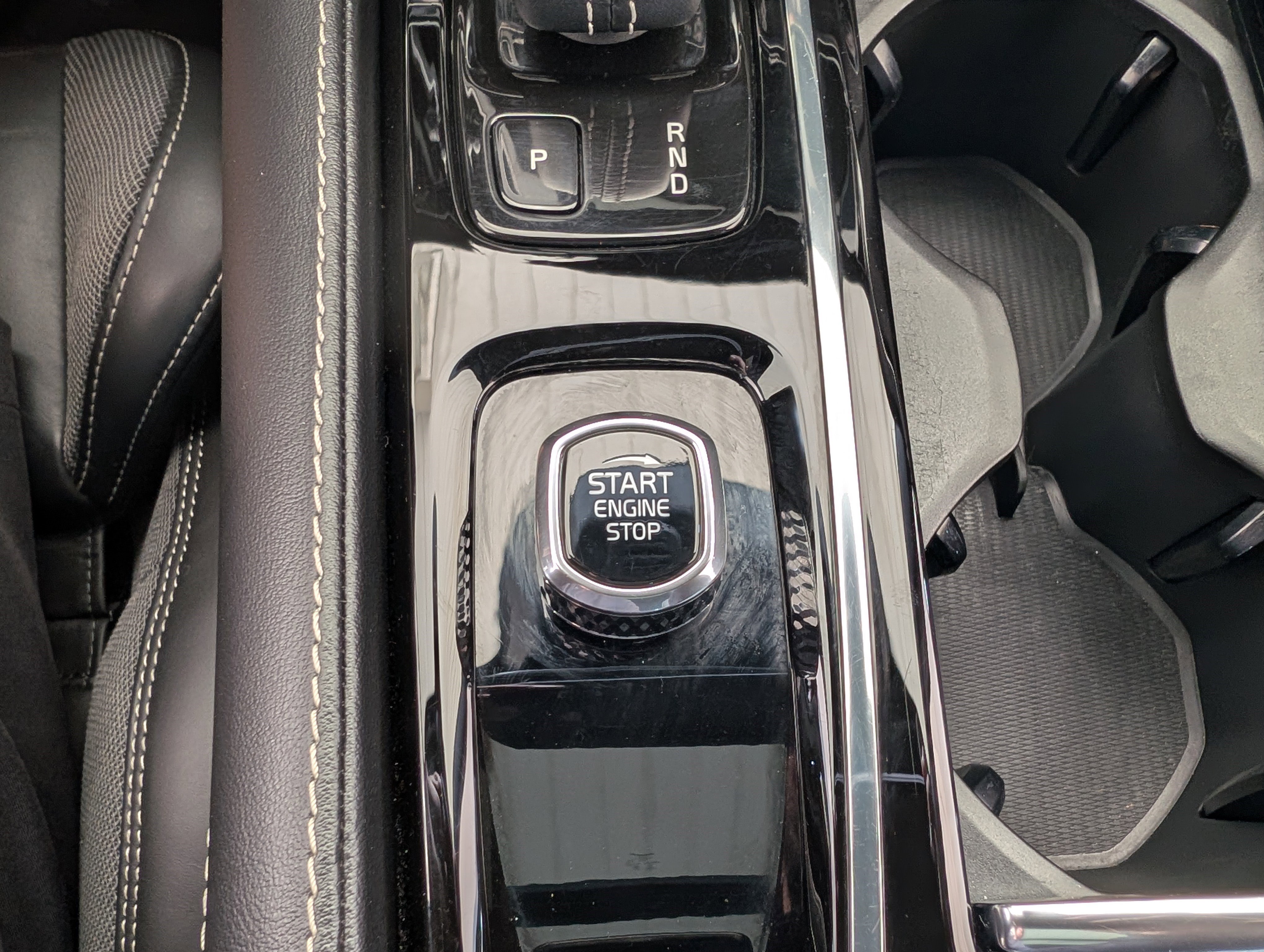 Used 2022 Volvo S60 T8 R-Design image 33