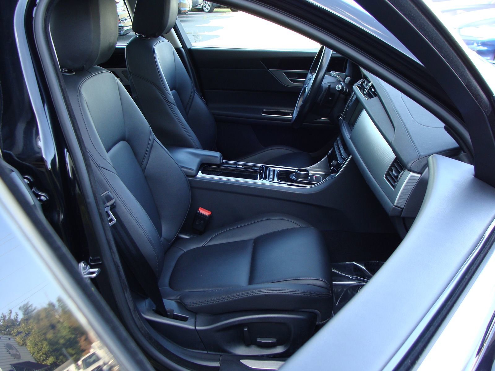 Used 2017 Jaguar XF Premium image 10