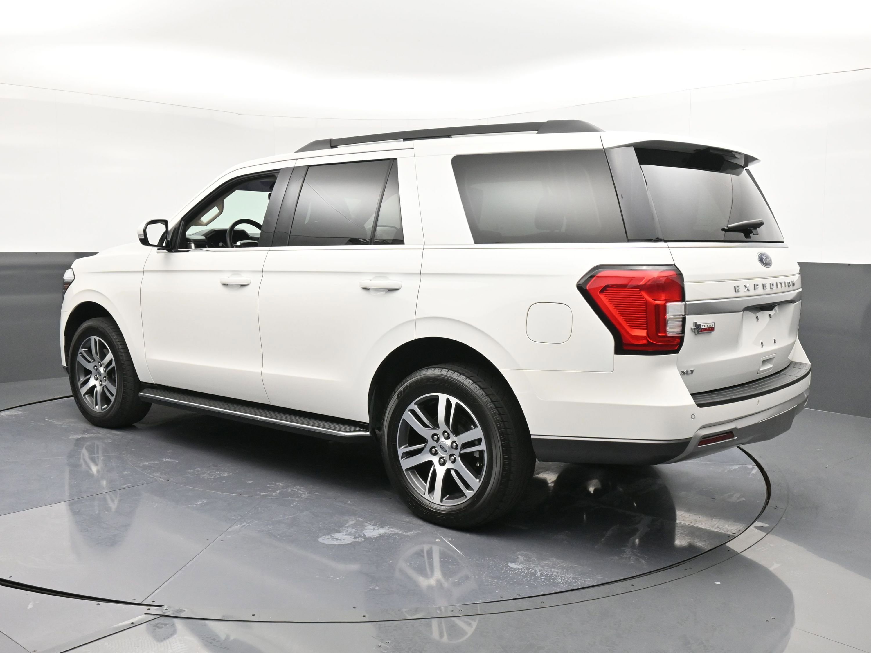 Certified 2022 Ford Expedition XLT image 6