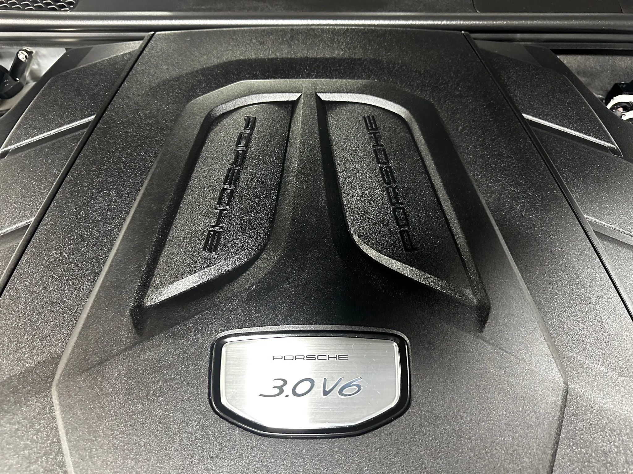 Used 2022 Porsche Cayenne Sport Utility 4D image 29