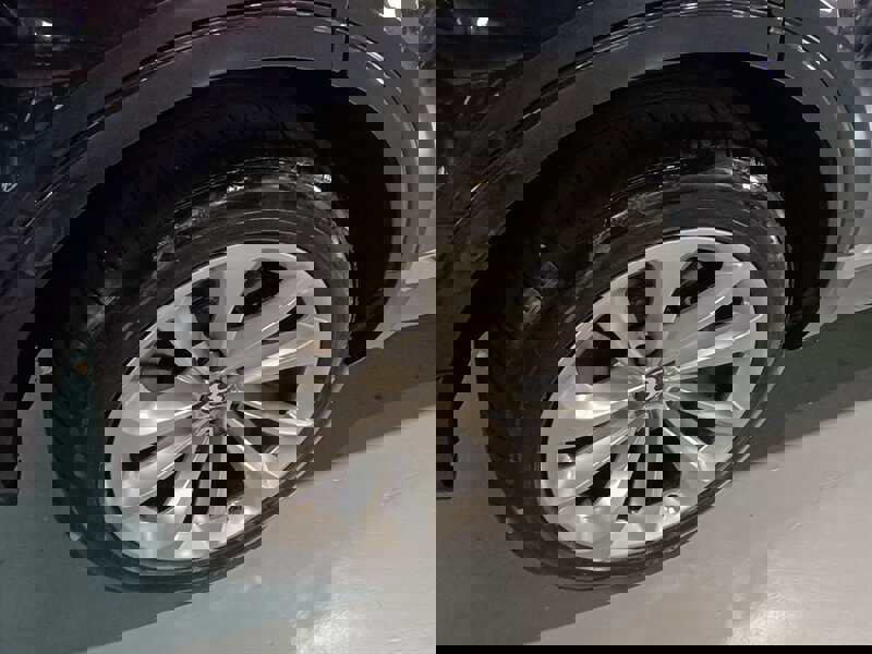 Used 2017 Bentley Bentayga image 45