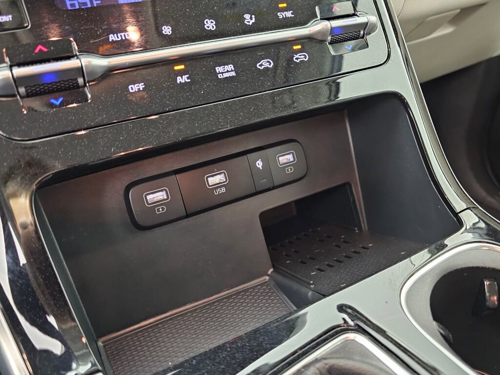 Used 2024 Kia Carnival EX image 32