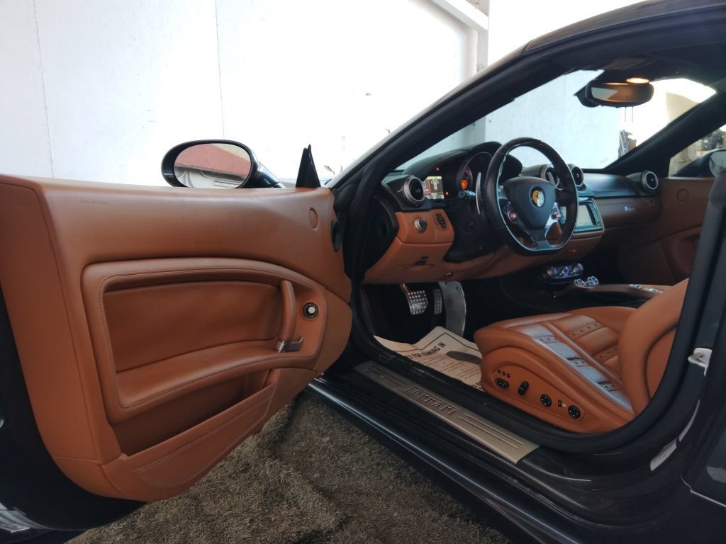 Used 2014 Ferrari California RWD image 15