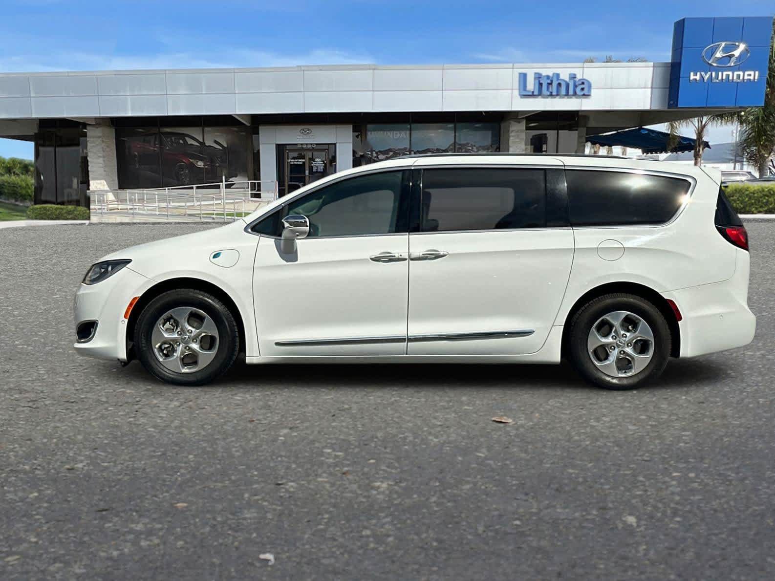 Used 2018 Chrysler Pacifica Limited w/ Advanced Safetytec Group FWD image 6