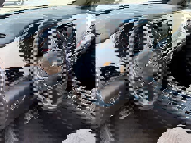 Used 2023 Chevrolet Traverse LS FWD image 2