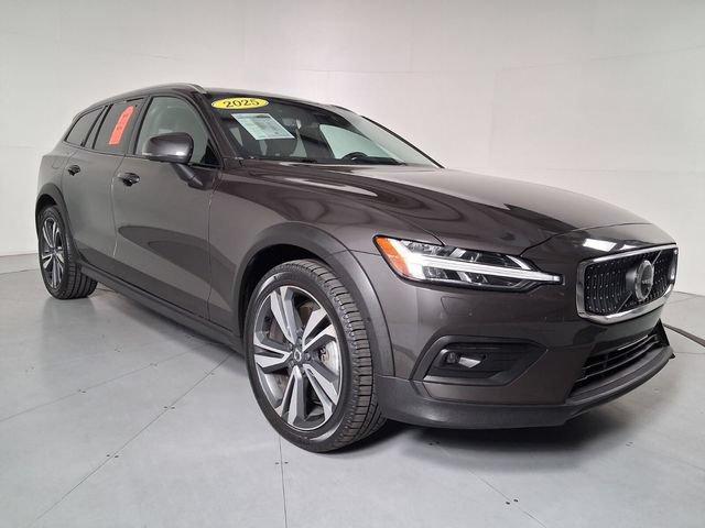 Used 2025 Volvo V60 B5 Cross Country Plus AWD/4WD image 2