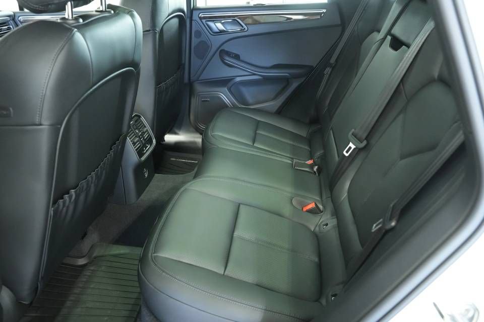 Certified 2025 Porsche Macan AWD/4WD image 27